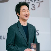 Han Suk Kyu kembali sebagai Kim Sa Bu, Kepala Ahli Bedah di Rumah Sakit Doldam yang menjadi mentor bagi Ahn Hyo Seop dan Lee Sung Kyung. Foto: dok. SBS