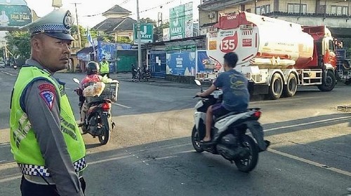 Pemantauan arus lalu lintas di jalur menuju pantai Senggigi Lombok Barat.