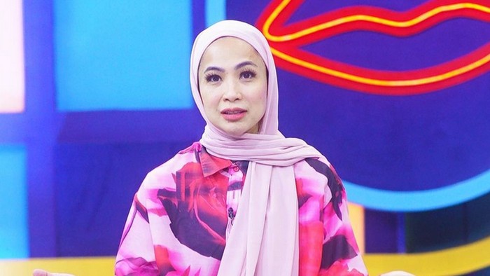 Pembawa acara Feni Rose mantap berhijab.