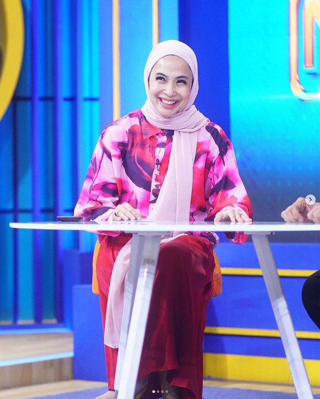 Sedangkan untuk hijab, Feni langsung membocorkan hijab favoritnya. Kerudungnya, ini tipe pashmina instan 2 in 1 😁.. yang panjangnya 180 cm dengan bahan ceruty baby doll 😁(dari aku si tukang blanja online), ungkap Feni. Foto: Dok. Instagram @fenirose.