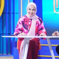 Sedangkan untuk hijab, Feni langsung membocorkan hijab favoritnya. Kerudungnya, ini tipe pashmina instan 2 in 1 😁.. yang panjangnya 180 cm dengan bahan ceruty baby doll 😁(dari aku si tukang blanja online), ungkap Feni. Foto: Dok. Instagram @fenirose.