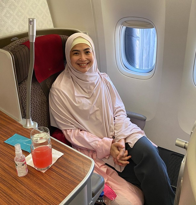 Ada yang berbeda dari penampilan Feni Rose setelah pulang ibadah umrah. Dikutip dari akun Instagram miliknya @fenirose mulai berangkat umrah pada 11 Maret 2023. Feni Rose tampil mengenakan hijab dari brand milik Inez Tagor. Bismillah.. doakan lancar yaaa man teman, Perjalanan ibadah Umroh ini, yg difasilitasi oleh @travelbook.star .. Alhamdulillah. Seneng banget jugaaa temanku @ineztagor 2 hari lalu kirim koleksi kerudungnya dari @nim.collect .. bahannya bagus, praktis, warnanya cantik, tulis @fenirose. Foto: Dok. Instagram @fenirose.