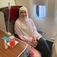 Ada yang berbeda dari penampilan Feni Rose setelah pulang ibadah umrah. Dikutip dari akun Instagram miliknya @fenirose mulai berangkat umrah pada 11 Maret 2023. Feni Rose tampil mengenakan hijab dari brand milik Inez Tagor. Bismillah.. doakan lancar yaaa man teman, Perjalanan ibadah Umroh ini, yg difasilitasi oleh @travelbook.star .. Alhamdulillah. Seneng banget jugaaa temanku @ineztagor 2 hari lalu kirim koleksi kerudungnya dari @nim.collect .. bahannya bagus, praktis, warnanya cantik, tulis @fenirose. Foto: Dok. Instagram @fenirose.
