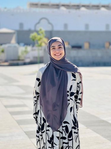 Pembawa acara Feni Rose mantap berhijab. Pembawa acara Feni Rose mantap berhijab.