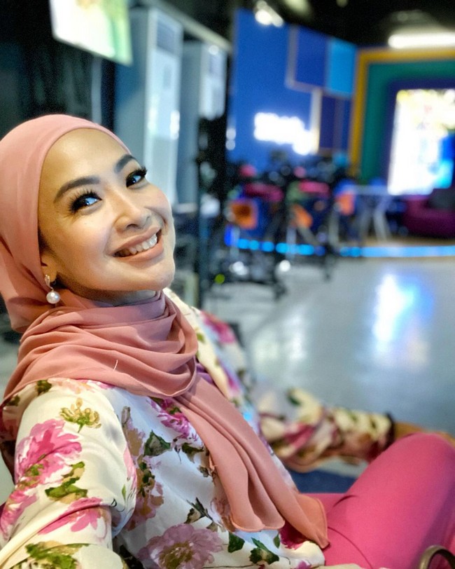 Usai pulang umrah pada 23 Maret 2023, pembawa acara Rumpi, Trans Tv ini terlihat langsung mengenakan hijab saat memandu acara gosip tersebut. Feni mengenakan hijab instan dan blouse motif bunga. Foto: Dok. Instagram @fenirose.
