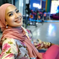 Usai pulang umrah pada 23 Maret 2023, pembawa acara Rumpi, Trans Tv ini terlihat langsung mengenakan hijab saat memandu acara gosip tersebut. Feni mengenakan hijab instan dan blouse motif bunga. Foto: Dok. Instagram @fenirose.