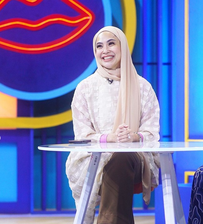 Alumnus Antropologi, FISIP, Universitas Indonesia tahun 1998 ini tetap mengenakan hijab saat membawakan acara Rumpi. Awal berhijab, Feni Rose terlihat lebih nyaman menggunakan hijab pashmina. Foto: Dok. Instagram @fenirose.