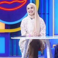 Alumnus Antropologi, FISIP, Universitas Indonesia tahun 1998 ini tetap mengenakan hijab saat membawakan acara Rumpi. Awal berhijab, Feni Rose terlihat lebih nyaman menggunakan hijab pashmina. Foto: Dok. Instagram @fenirose.