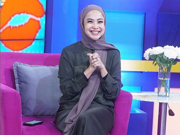 10 Foto Feni Rose Pakai Hijab Usai Umrah Dipuji Semakin Awet Muda