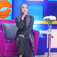 Dalam foto ini, instruktur tari tradisional ini memakai hijab pashmina instan warna taro dipadu dengan kemeja dan rok hitam. Feni membentuk hijab yang hanya disampirkan satu sisi ke belakang pundak, saat membawakan acara Rumpi. Foto: Dok. Instagram @fenirose.