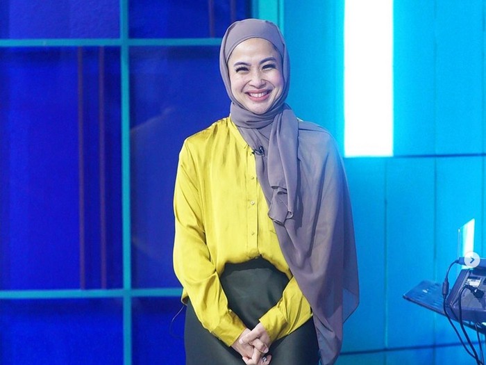 Pembawa acara Feni Rose mengungkapkan alasannya mantap menggunakan hijab.