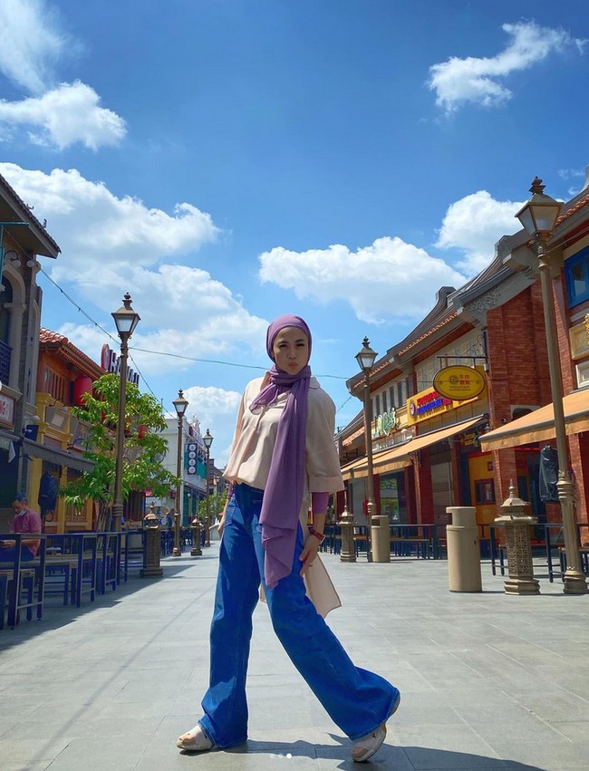 Warganet rata-rata memuji Feni Rose yang kini konsisten memakai hijab dan menyebutkan bahwa dia semakin awet muda serta bikin pangling. Kak Rose kalau pakai hijab jadi lebih muda👍, puji akun @lisnawati22211gmail._com. Mbak Feni anda lebih terlihat cute dengan hijab 👍👍👍, kagum akun @mardianrpadmanegara. Istiqomah mba Fen ayuu tenan, kata akun @indirabudilestari. MasyaAllah cantik kak Feni Rose pake hijab, timpal akun @mamaa_uti. Foto: Dok. Instagram @fenirose.