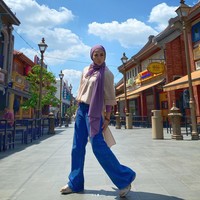 Warganet rata-rata memuji Feni Rose yang kini konsisten memakai hijab dan menyebutkan bahwa dia semakin awet muda serta bikin pangling. Kak Rose kalau pakai hijab jadi lebih muda👍, puji akun @lisnawati22211gmail._com. Mbak Feni anda lebih terlihat cute dengan hijab 👍👍👍, kagum akun @mardianrpadmanegara. Istiqomah mba Fen ayuu tenan, kata akun @indirabudilestari. MasyaAllah cantik kak Feni Rose pake hijab, timpal akun @mamaa_uti. Foto: Dok. Instagram @fenirose.