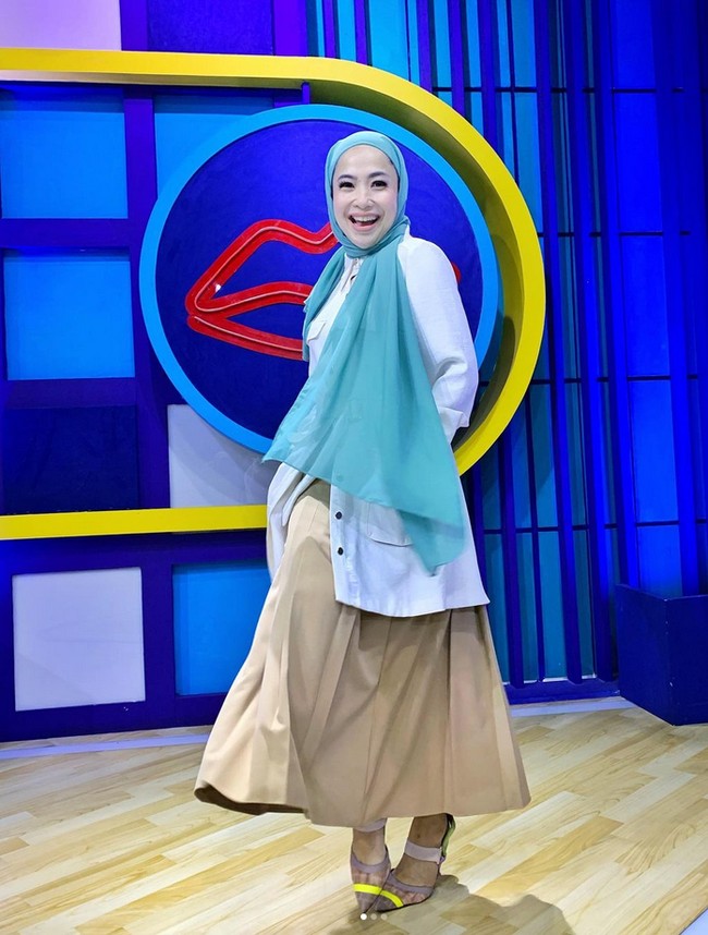 Di akun Instagramnya, Feni mulai mengunggah foto OOTD dengan berhijab. Feni kerap tampil feminin dengan warna yang pastel yang membuat penampilannya semakin cantik.  Foto: Dok. Instagram @fenirose.