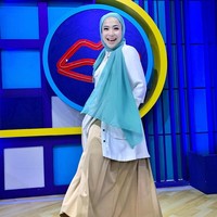 Di akun Instagramnya, Feni mulai mengunggah foto OOTD dengan berhijab. Feni kerap tampil feminin dengan warna yang pastel yang membuat penampilannya semakin cantik.  Foto: Dok. Instagram @fenirose.
