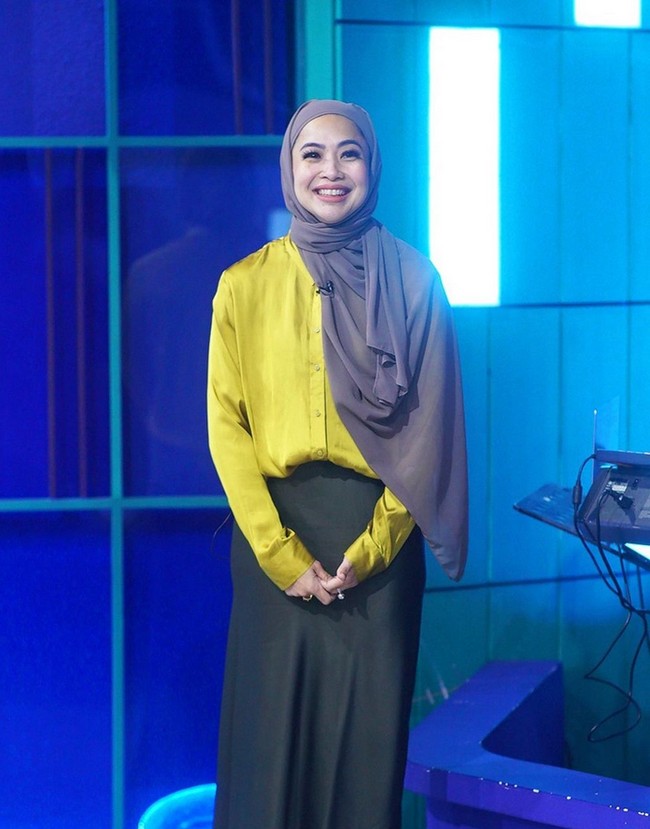 Semenjak memutuskan tampil berhijab, warganet langsung penasaran dan meniru gaya hijabnya. Feni menjawab pertanyaan warganet tentang gaya hijab yang ia pakai sehari-hari. Ada yang nanya, apakah aku punya kerudung model ini beberapa warna.. jawabannya .. tentu saja iya 😄.. aku impulsif. Cuma kemarin cari yang warna Fanta merah lagi kehabisan.. adanya fanta ungu.. 🍆🍆🍆, jelasnya. Foto: Dok. Instagram @fenirose.