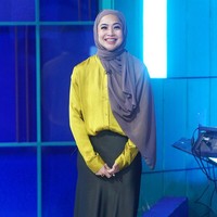 Semenjak memutuskan tampil berhijab, warganet langsung penasaran dan meniru gaya hijabnya. Feni menjawab pertanyaan warganet tentang gaya hijab yang ia pakai sehari-hari. Ada yang nanya, apakah aku punya kerudung model ini beberapa warna.. jawabannya .. tentu saja iya 😄.. aku impulsif. Cuma kemarin cari yang warna Fanta merah lagi kehabisan.. adanya fanta ungu.. 🍆🍆🍆, jelasnya. Foto: Dok. Instagram @fenirose.