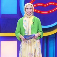 Wanita kelahiran 1 November 1973 juga mencoba hijab segi empat motif ketika membawakan acara Rumpi. Feni mengenakan hijab segi empat motif warna kuning, dipadu dengan kemeja warna hijau dan rok plisket warna senada.  Foto: Dok. Instagram @fenirose.