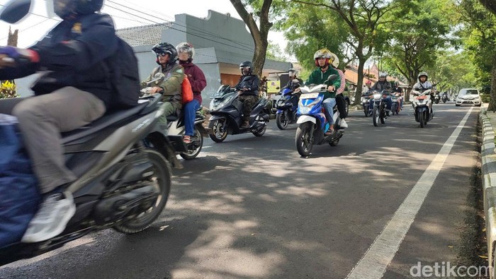Pemotor melintas di jalur mudik Ciamis.
