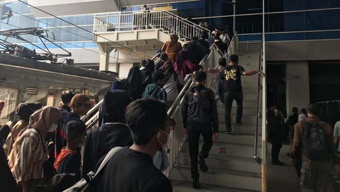 Penampakan tangga tambahan di Stasiun Manggarai