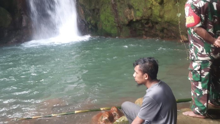 Pencarian korban di Curug Sukabumi.