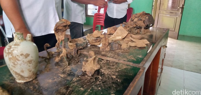 Tim BPK Wilayah X mengecek benda kuno di Desa Wonoboyo, Klaten.