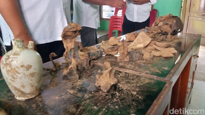 Tim BPK Wilayah X mengecek benda kuno di Desa Wonoboyo, Klaten.