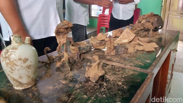 Tim BPK Wilayah X mengecek benda kuno di Desa Wonoboyo, Klaten.