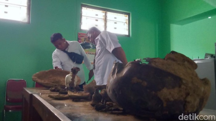 Tim BPK Wilayah X mengecek benda kuno di Desa Wonoboyo, Klaten.