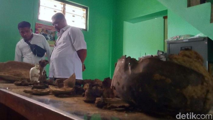 Tim BPK Wilayah X mengecek benda kuno di Desa Wonoboyo, Klaten.
