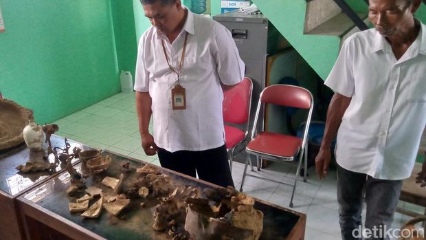 Tim BPK Wilayah X mengecek benda kuno di Desa Wonoboyo, Klaten.