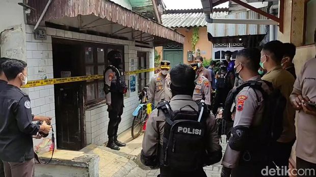 Mayat laki-laki ditemukan dalam karung di Tegal, Jawa Tengah. Polisi mengungkapkan identitas korban dan pelaku pembunuhan. Motif pembunuhan juga terungkap.