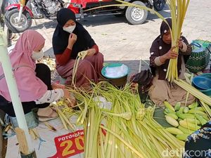 Jelang Lebaran Ketupat, Pedagang Janur di Pasuruan Laris Manis