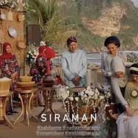 Sebelumnya, keluarga mempelai wanita mengadakan prosesi siraman. Pemandangan tebing membuat suasana terasa magis. (Foto: Instagram/@xdjtrisuaka)