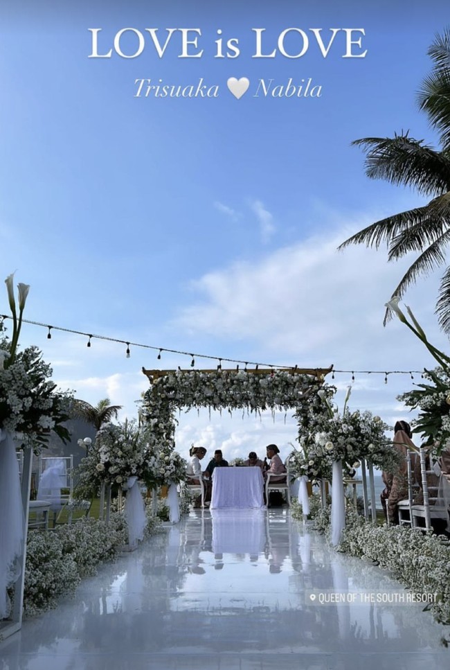 Kabar bahagia datang dari penyanyi Tri Suaka dan Nabila Maharani. Seperti dilansir dari detikJateng, sejoli ini melangsungkan pernikahan hari ini, Kamis (27/4/2023). Prosesi akad berlangsung di Queen of The South Resort yang berada di bibir tebing Purwosari, Gunungkidul, yang menghadap langsung Samudra Hindia. Berlatar panorama lautan yang luas, Tri suaka mengucapkan ijab kabul dengan satu tarikan napas di sebelah Nabila. (Foto: Instagram/@xdjtrisuaka)