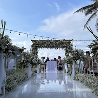 Kabar bahagia datang dari penyanyi Tri Suaka dan Nabila Maharani. Seperti dilansir dari detikJateng, sejoli ini melangsungkan pernikahan hari ini, Kamis (27/4/2023). Prosesi akad berlangsung di Queen of The South Resort yang berada di bibir tebing Purwosari, Gunungkidul, yang menghadap langsung Samudra Hindia. Berlatar panorama lautan yang luas, Tri suaka mengucapkan ijab kabul dengan satu tarikan napas di sebelah Nabila. (Foto: Instagram/@xdjtrisuaka)