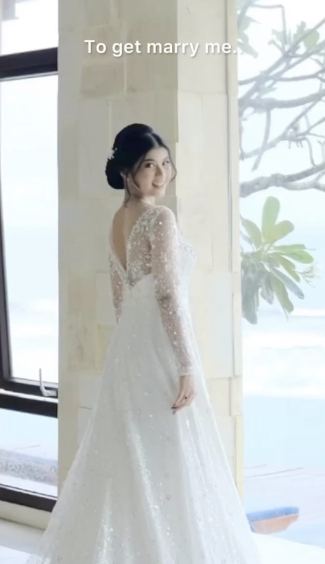 Look yang lebih modern menjadi andalan pasangan yang dikabarkan telah menjalin asmara sejak tahun lalu itu untuk sesi pre-wedding. Nabila tampil anggun dengan gaun putih backless yang mengekspos bahunya. (Foto: Instagram/@xdjtrisuaka)