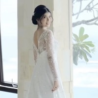 Look yang lebih modern menjadi andalan pasangan yang dikabarkan telah menjalin asmara sejak tahun lalu itu untuk sesi pre-wedding. Nabila tampil anggun dengan gaun putih backless yang mengekspos bahunya. (Foto: Instagram/@xdjtrisuaka)