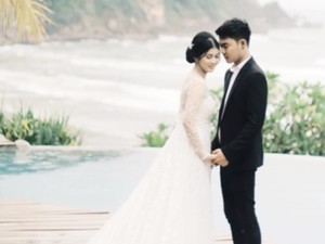 Melihat Lagi Momen Pernikahan Tri Suaka-Nabila di Tepi Pantai Jogja