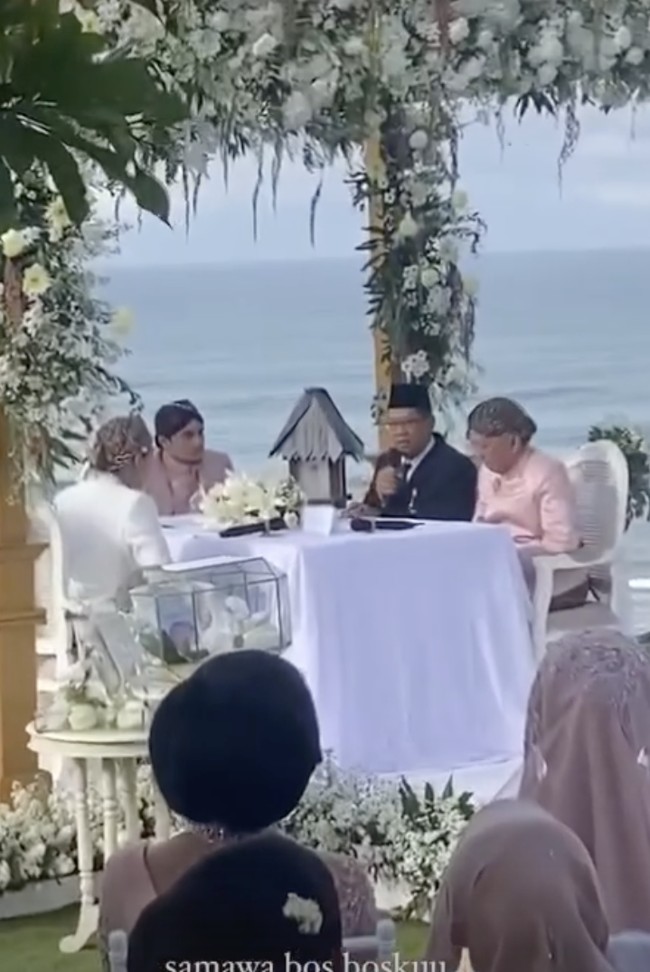 Momen sakral tersebut sempat diunggah sejoli ini di Instagram masing-masing. “Saya terima nikahnya Nabila Maharani Widya Dewi, nikah untuk saya sendiri dengan maskawin tersebut dibayar tunai, ucap Tri Suaka. Pelantun ‘Aku Bukan Jodohnya’ itu menikahi Nabila Suaka dengan maskawin berupa seperangkat alat shalat, uang tunai Rp 270.420, dan logam mulia seberat 23 gram.  (Foto: Instagram/@xdjtrisuaka)