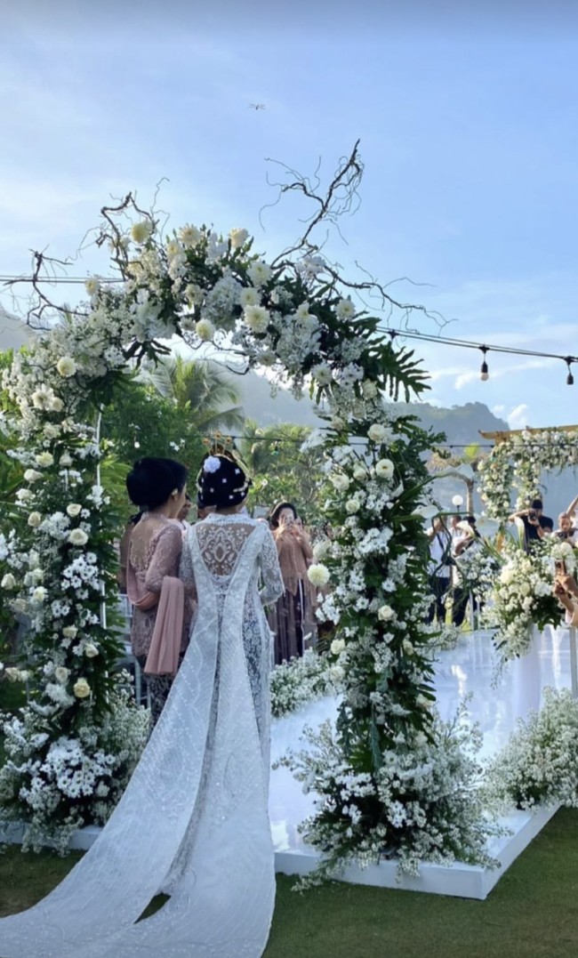 Kebaya tersebut hadir dengan twist modern berupa train atau ekor yang menjuntai panjang hingga menyapu lantai. (Foto: Instagram/@xdjtrisuaka)