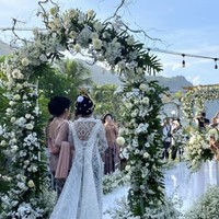 Kebaya tersebut hadir dengan twist modern berupa train atau ekor yang menjuntai panjang hingga menyapu lantai. (Foto: Instagram/@xdjtrisuaka)