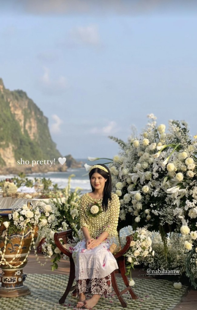 Mawar putih mendominasi dekorasi area siraman sehingga menciptakan atmosfer yang romantis. (Foto: Instagram/@xdjtrisuaka)