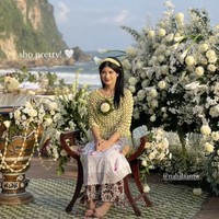 Mawar putih mendominasi dekorasi area siraman sehingga menciptakan atmosfer yang romantis. (Foto: Instagram/@xdjtrisuaka)