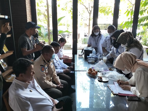 Petugas Laka POM Manggarai Barat melakukan pengujian formalin pada makanan di sebuah restoran di Labuan Bajo, Rabu (26/4/2023). (Ambrosius Ardin)