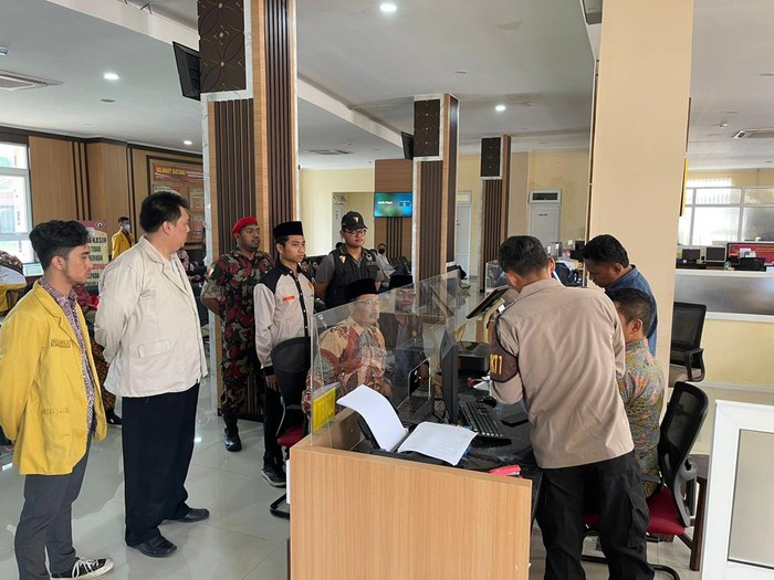Pimpinan Daerah Pemuda Muhammadiyah (PDPM) Kota Solo, melaporkan peneliti BRIN ke Polresta Solo, Kamis (27/4/2023).