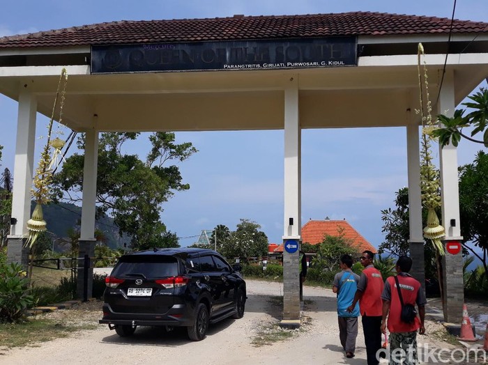 Pintu masuk ke Queen of The South Resort di bukit wilayah Girijati, Purwosari, Gunungkidul, DIY, Kamis (27/4/2023). Resort ini menjadi tempat berlangsungnya acara pernikahan Tri Suaka dan Nabila Maharani.