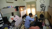 Di dalam rumah, tim dari Polda Sumut mencari barang bukti yang berkaitan dengan kasus penganiayaan. Sejumlah ruangan yang ada di dalam rumah digeledah. (Foto: dok. Polda Sumut)