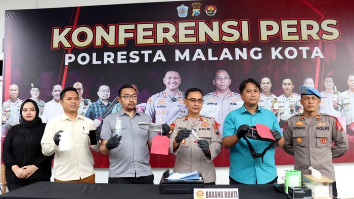 Polisi menunjukan barang bukti pencurian resto di Kota Malang