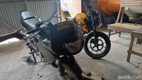 Ada pula 2 sepeda motor yang terparkir di gudang tersebut .(Goklas Wisely/detikSumut)